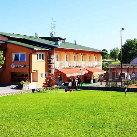 Donji Zvecaj Bed And Breakfast Restaurant Dp מראה חיצוני תמונה