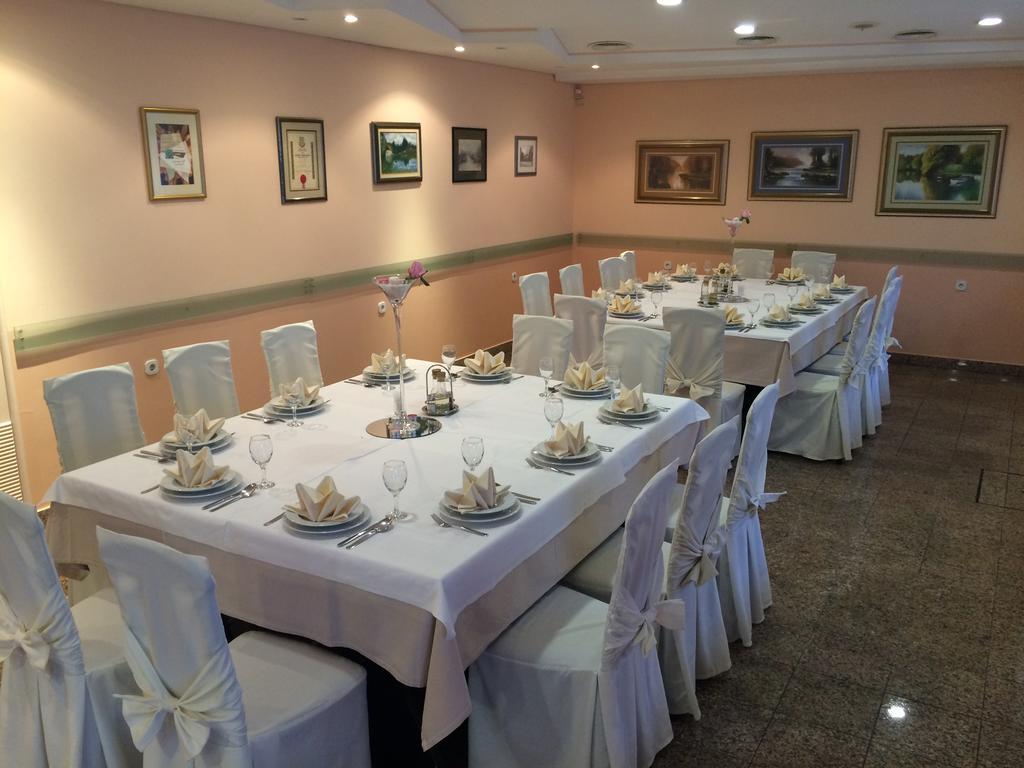 Donji Zvecaj Bed And Breakfast Restaurant Dp מראה חיצוני תמונה