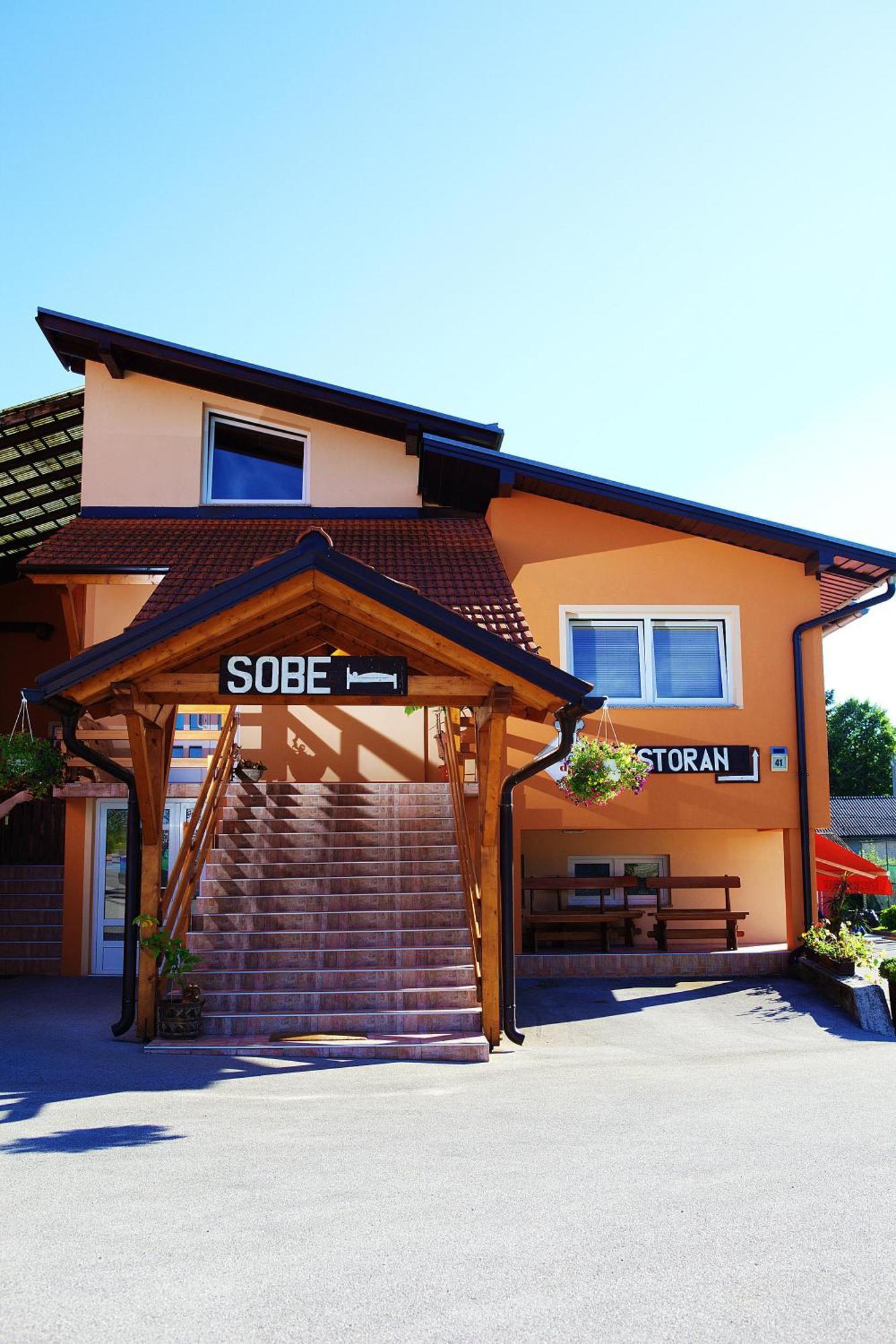 Donji Zvecaj Bed And Breakfast Restaurant Dp מראה חיצוני תמונה