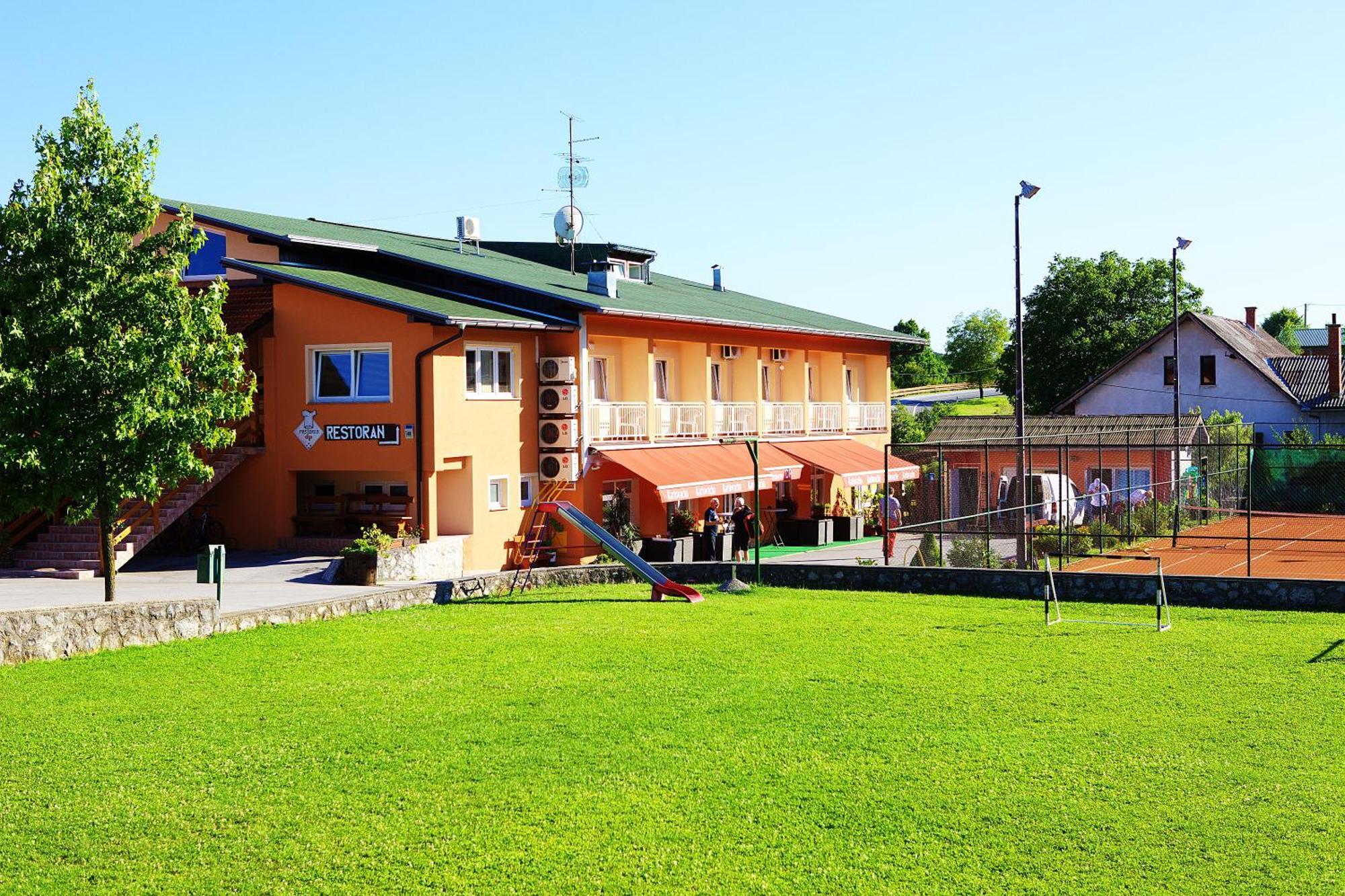 Donji Zvecaj Bed And Breakfast Restaurant Dp מראה חיצוני תמונה