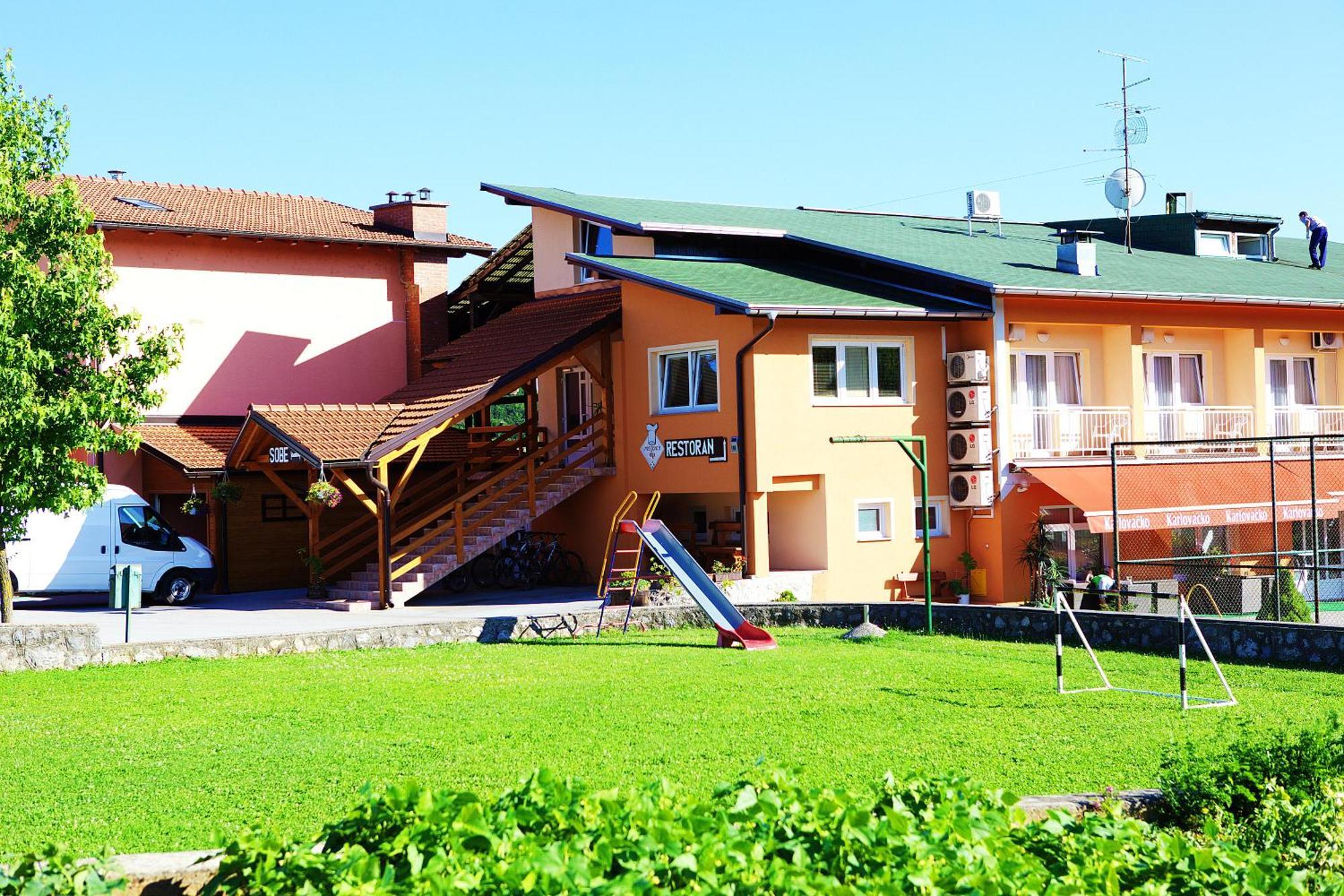 Donji Zvecaj Bed And Breakfast Restaurant Dp מראה חיצוני תמונה
