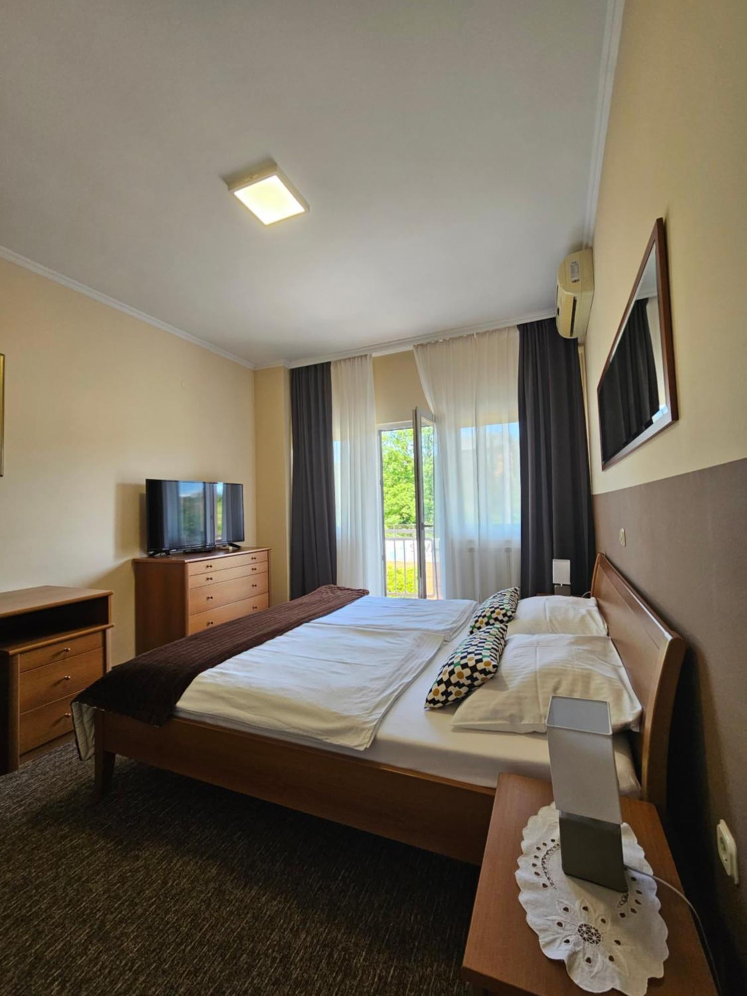 Donji Zvecaj Bed And Breakfast Restaurant Dp מראה חיצוני תמונה