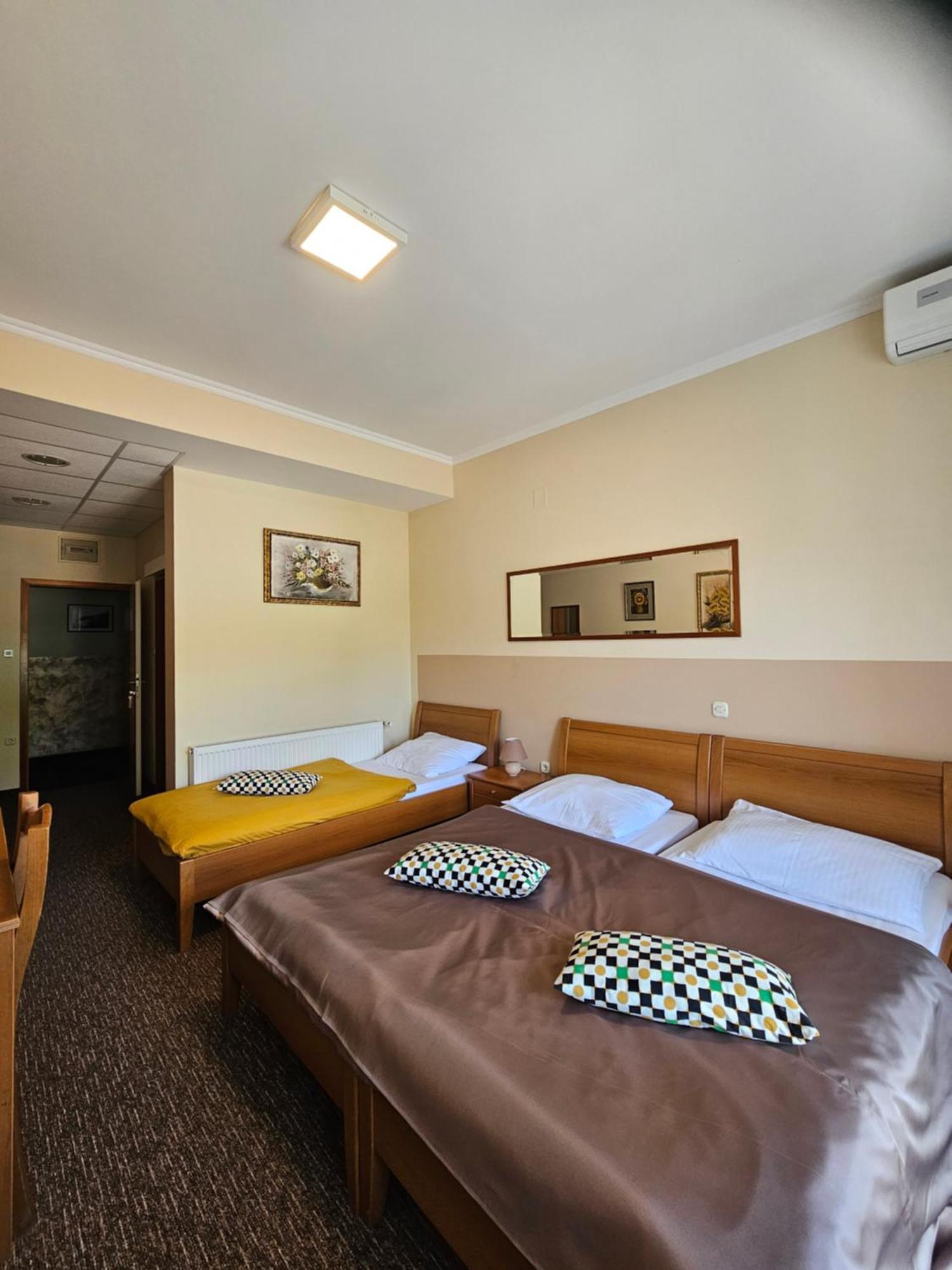 Donji Zvecaj Bed And Breakfast Restaurant Dp מראה חיצוני תמונה