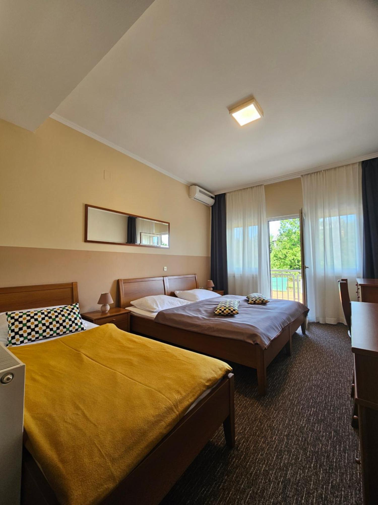 Donji Zvecaj Bed And Breakfast Restaurant Dp חדר תמונה