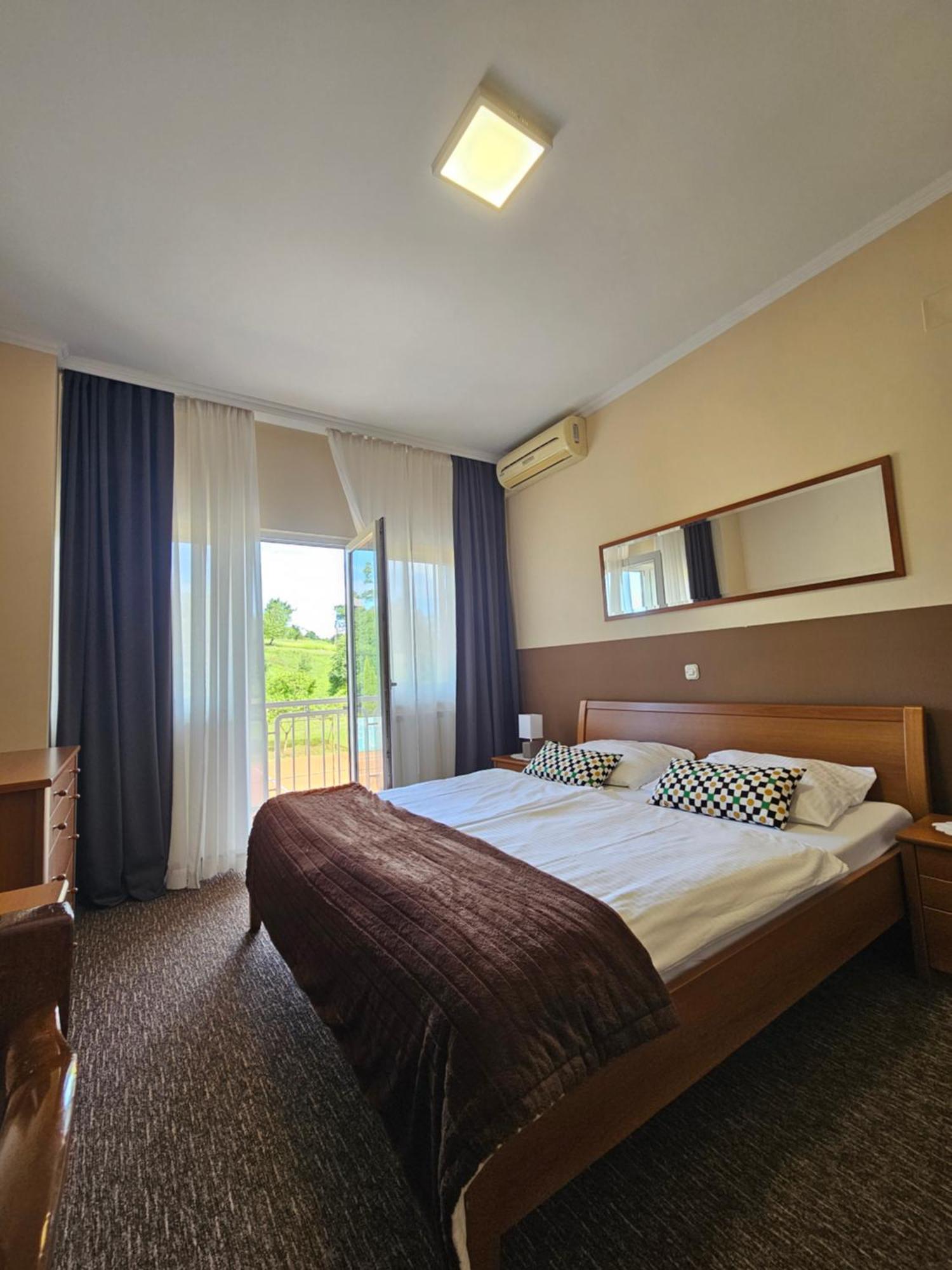 Donji Zvecaj Bed And Breakfast Restaurant Dp חדר תמונה