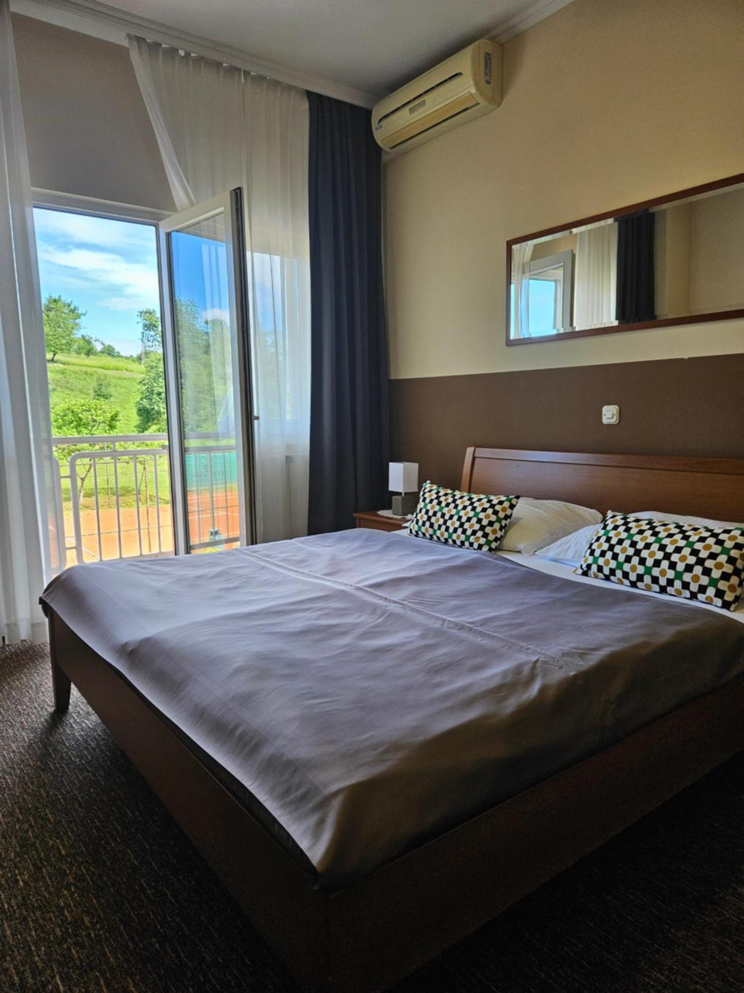 Donji Zvecaj Bed And Breakfast Restaurant Dp חדר תמונה