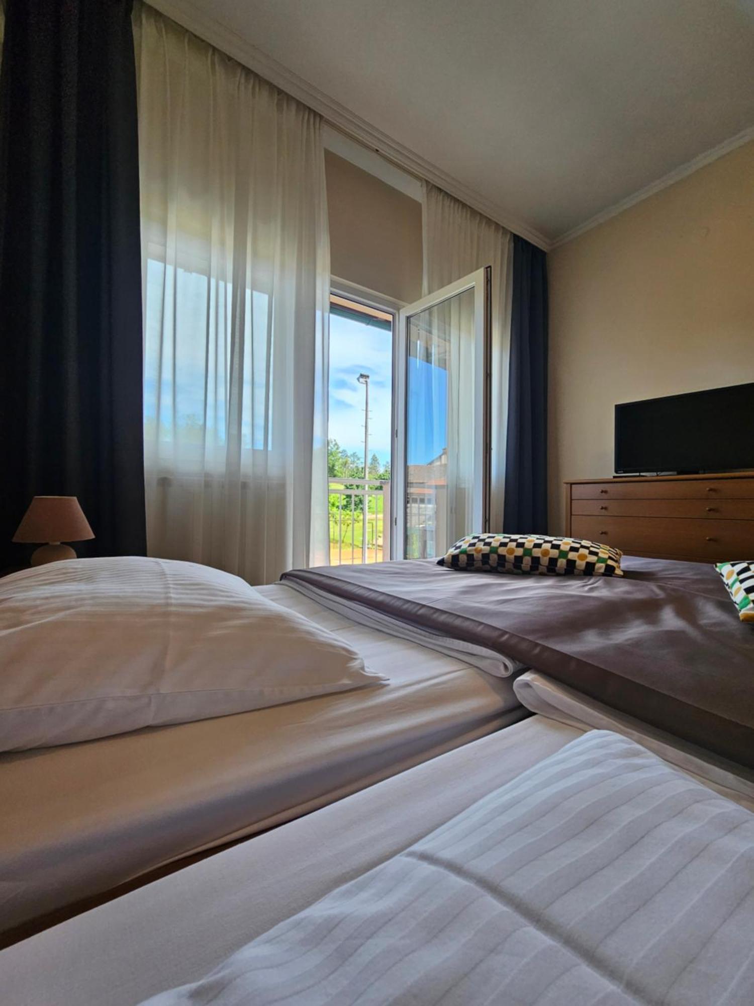 Donji Zvecaj Bed And Breakfast Restaurant Dp מראה חיצוני תמונה