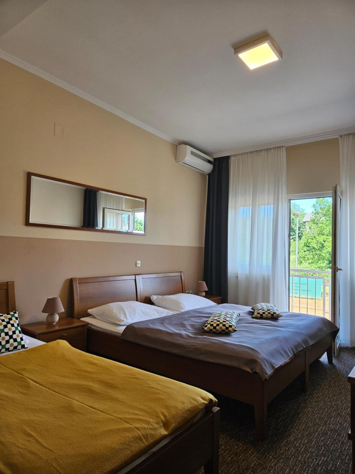 Donji Zvecaj Bed And Breakfast Restaurant Dp מראה חיצוני תמונה