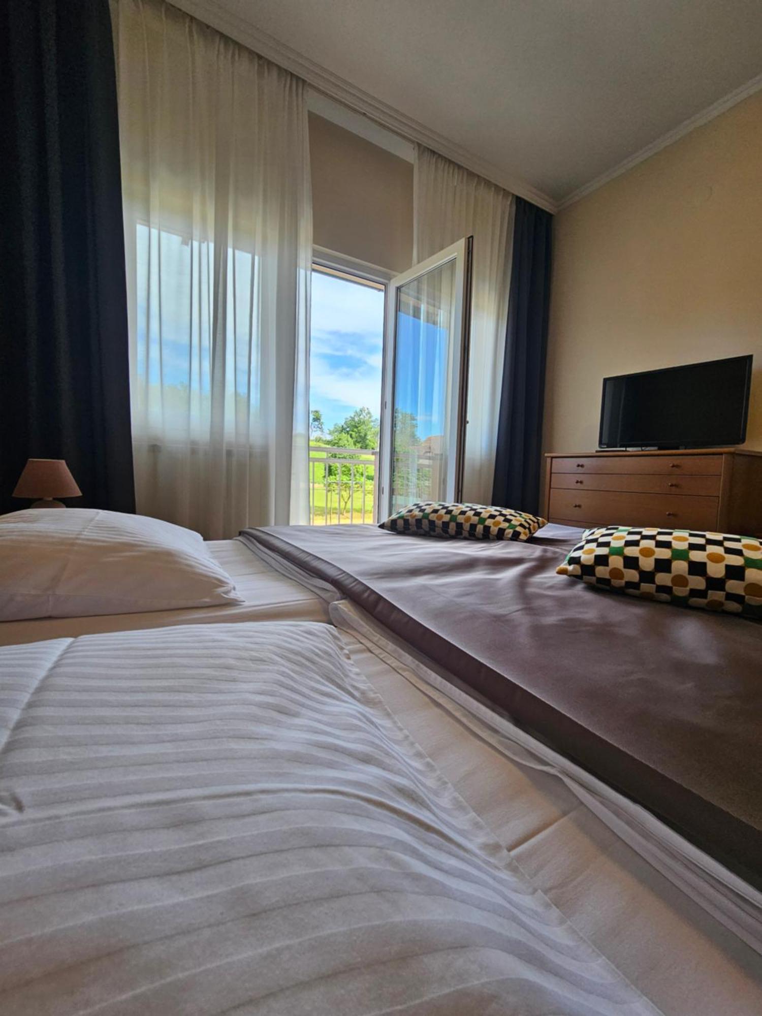 Donji Zvecaj Bed And Breakfast Restaurant Dp מראה חיצוני תמונה