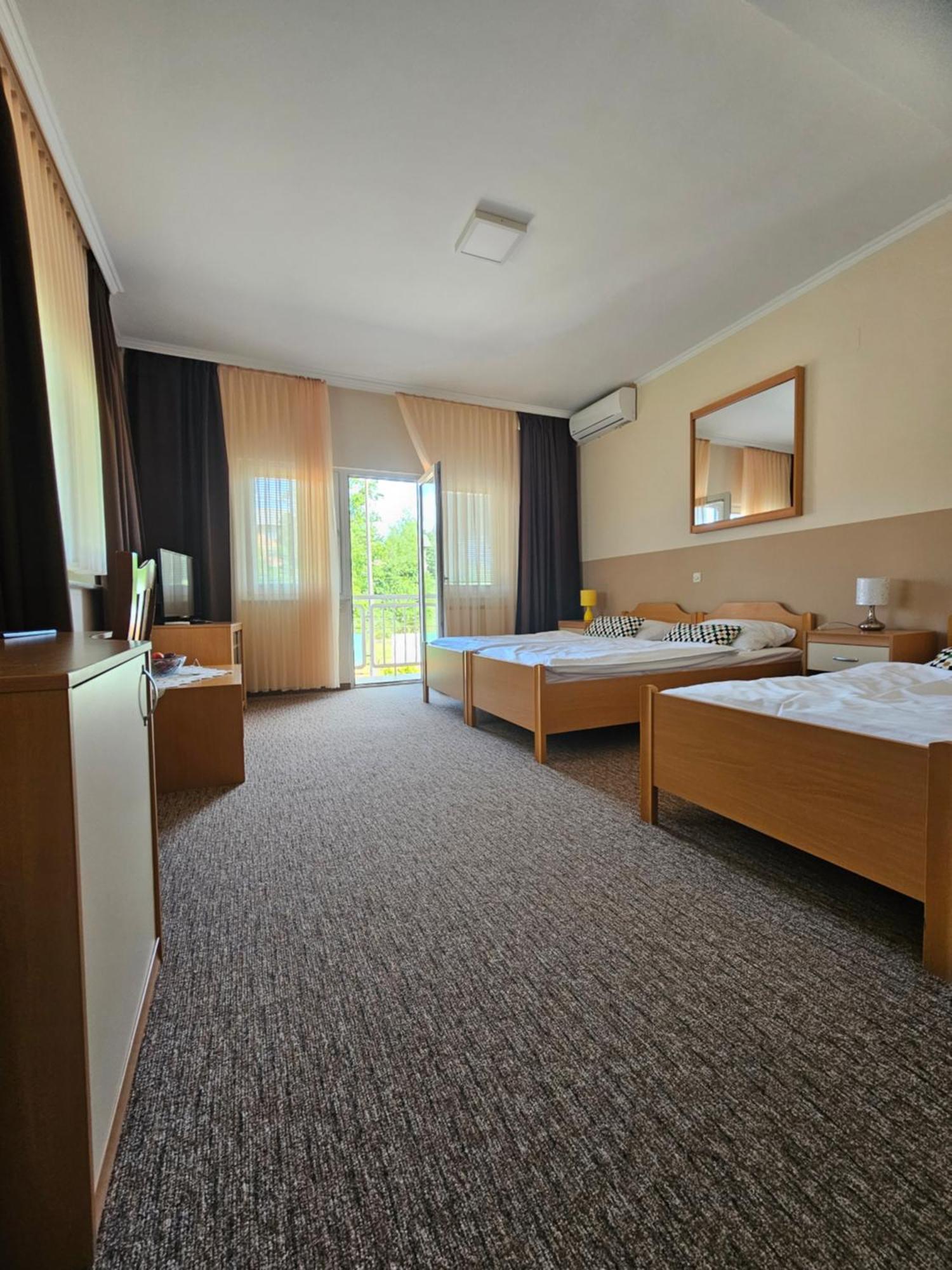 Donji Zvecaj Bed And Breakfast Restaurant Dp מראה חיצוני תמונה